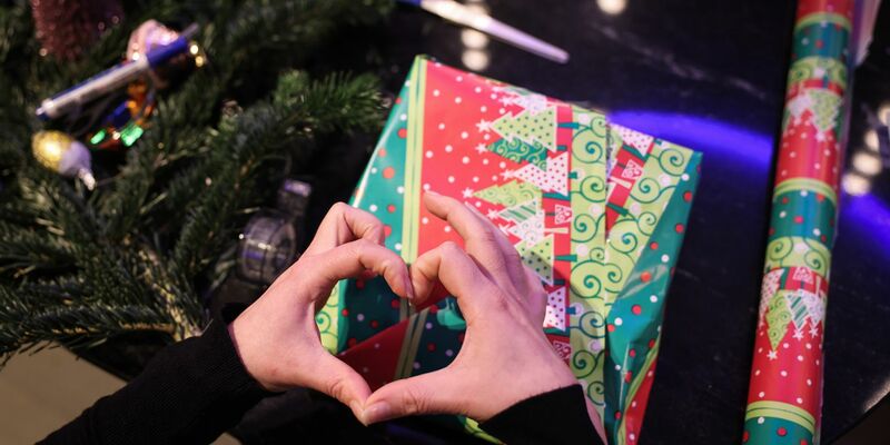 Laut einer repräsentativen Umfrage werden elf Prozent der Senioren Heiligabend allein sein. (Symbolbild) - Foto: Christian Charisius/dpa