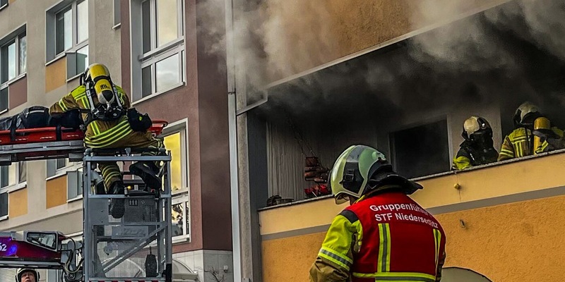 FW Dresden: Wohnungsbrand: Eine schwer verletzte Person gerettet - Foto: presseportal.de