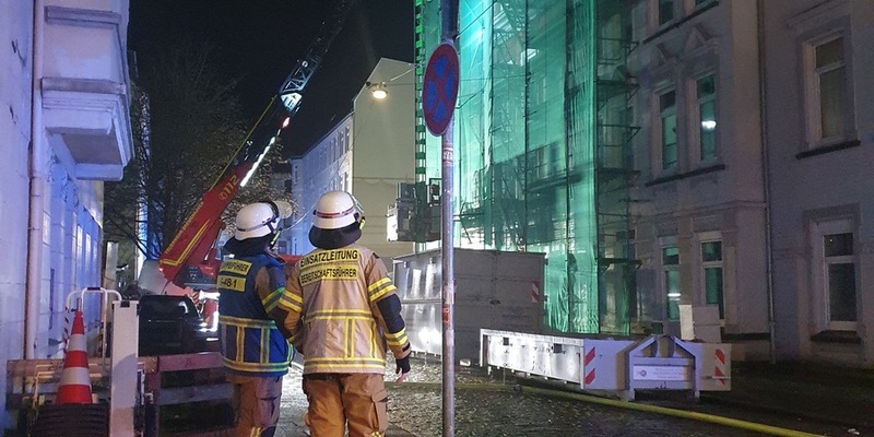 FW Bremerhaven: Dachstuhlbrand im Stadtteil Lehe beschäftigt die Feuerwehr am Sonntagmorgen - Foto: presseportal.de