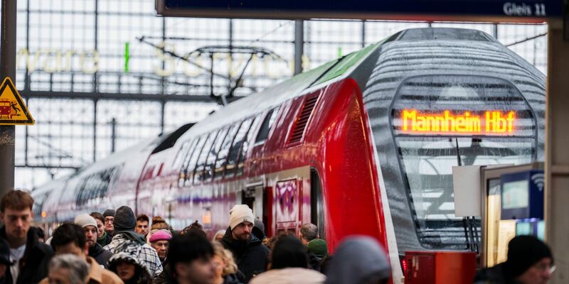 Alle Züge waren wieder über die Hauptstrecke - letzte Einschränkungen sollen zum 24. Dezember auslaufen. - Foto: Andreas Arnold/dpa