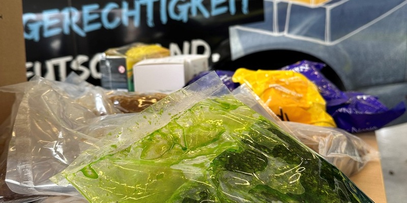 HZA-K: Zoll kontrolliert Shisha-Bars in Köln und wird überall fündig / mehr als 300 Behältnisse mit Wasserpfeifentabak sichergestellt - Foto: presseportal.de