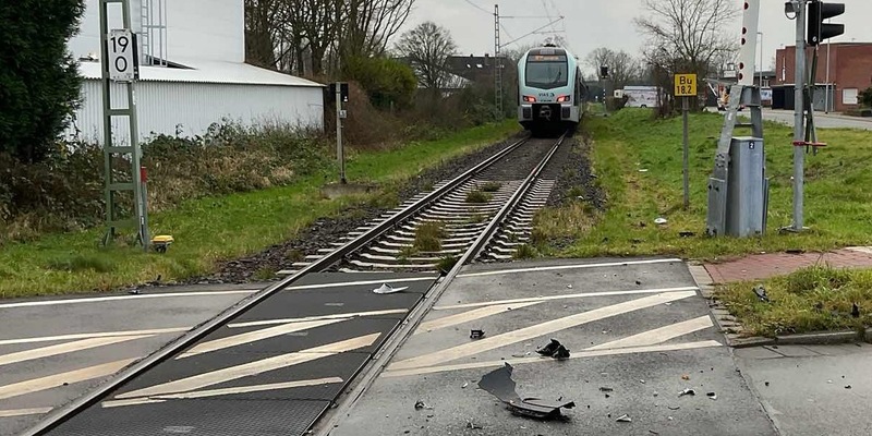 FW Bocholt: Verkehrsunfall mit Zug und PKW - Foto: presseportal.de