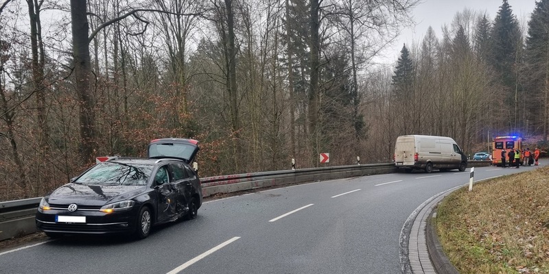 POL-HOL: Lieferwagenfahrer unterschätzt Geschwindigkeit im Kurvenbereich - Foto: presseportal.de