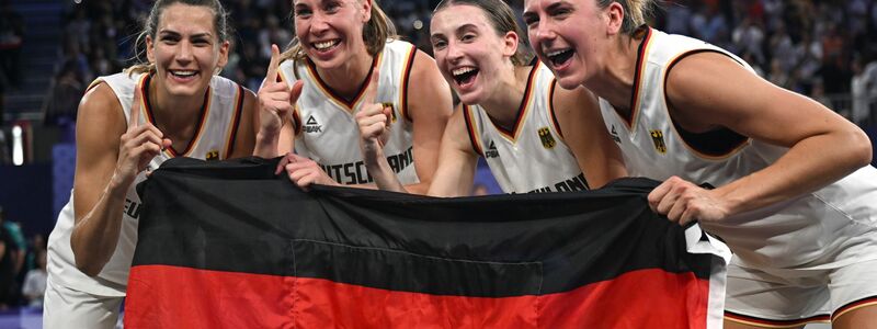 In Paris siegten sie knapp, in Baden-Baden mit großem Vorsprung: Die 3x3-Basketballerinnen Sonja Greinacher, Svenja Brunckhorst, Elisa Mevius und Marie Reichert (von links). - Foto: Sina Schuldt/dpa