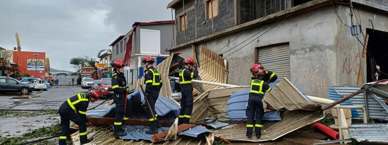 Überall auf Mayotte laufen Aufräumarbeiten.  - Foto: UIISC7/Securite civilevia AP/dpa