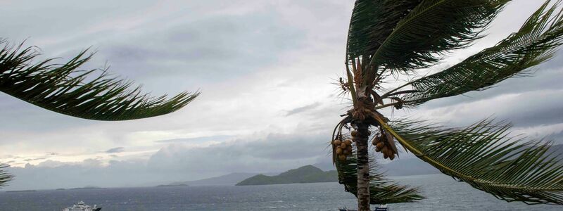 Die Sturmböen fegten mit einer Geschwindigkeit von mehr als 220 Kilometern pro Stunde über Mayotte.  - Foto: Uncredited/Etat Major des Armées via AP/dpa