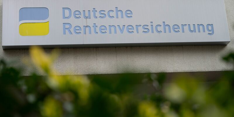 Ein Rentner blickt in sein Portemonnaie.  - Foto: Alicia Windzio/dpa