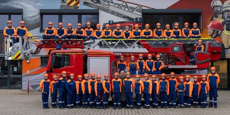 FW-Lohmar: Übergabe neuer Helme an die Jugendfeuerwehr - Foto: presseportal.de