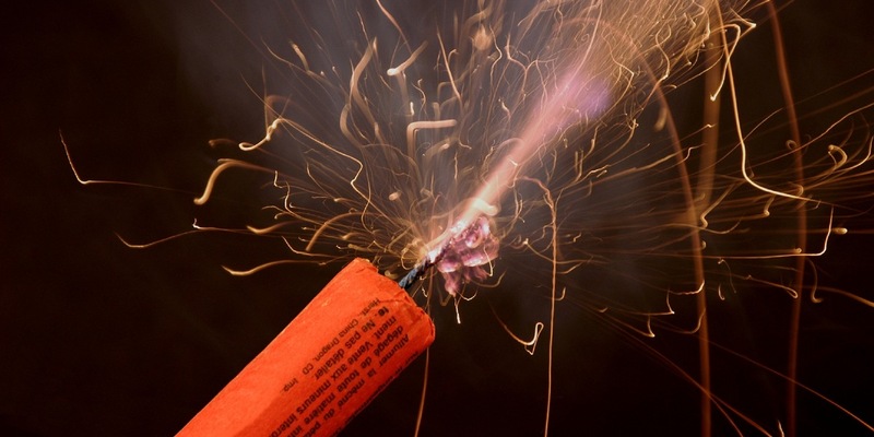 HZA-SW: Hauptzollamt Schweinfurt warnt vor Gefahren bei Silvesterfeuerwerk - Schon beim Kauf auf Sicherheit achten - Foto: presseportal.de