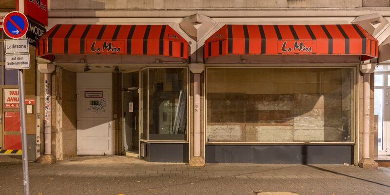 Ein aufgegebenes Geschäft in der Kölner Innenstadt. Der Einzelhandel zählt laut Ifo-Institut zu den Branchen, die besonders pessimistisch auf das kommende Jahr blicken. - Foto: Thomas Banneyer/dpa