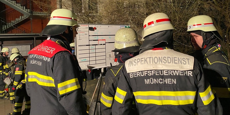 FW-M: Kellerabteile in Flammen (Perlach) - Foto: presseportal.de