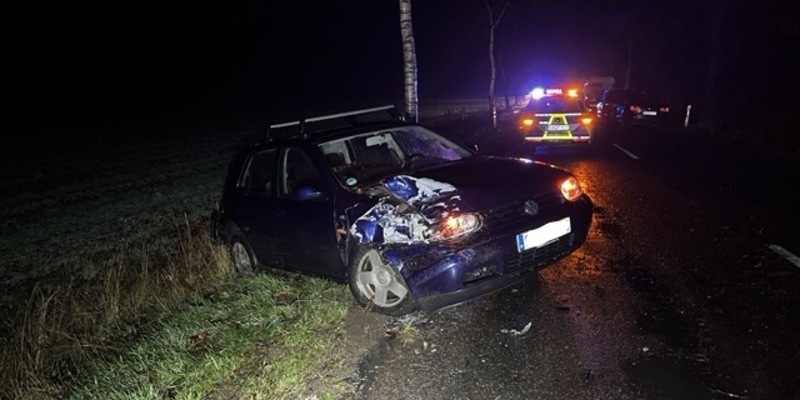 POL-CUX: Alkoholisierter Unfallverursacher ohne Fahrerlaubnis flüchtet vom Unfallort, leistet bei der Blutentnahme Widerstand und beleidigt die Einsatzkräfte (Foto im Anhang) - Foto: presseportal.de