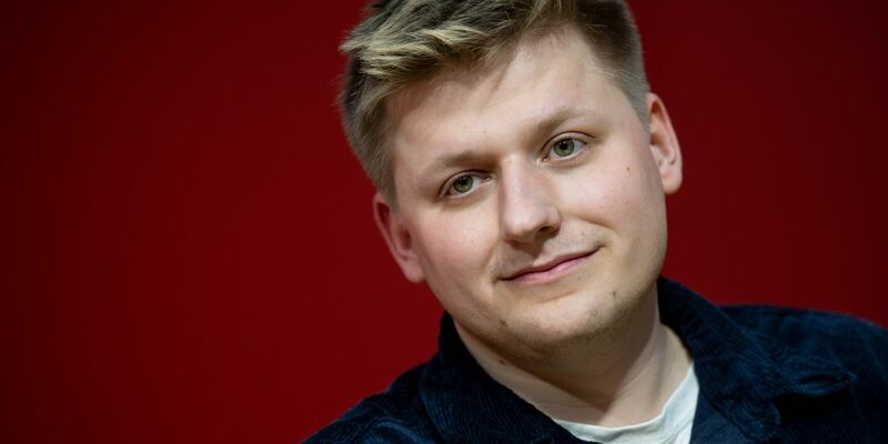 Der deutsche Satiriker Sebastian Hotz geriet vor einem Jahr mit Posts zum Attentat auf Trump in die Schlagzeilen. (Archivbild) - Foto: Hendrik Schmidt/dpa