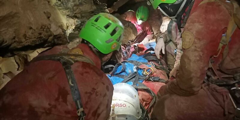 Der Rettungseinsatz dauert an - die Rede ist von weiteren 48 Stunden. - Foto: -/Italienische Bergrettung/dpa