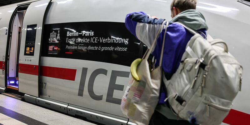 Bahnchef Richard Lutz zufolge ist die neue Verbindung zwischen Berlin und Paris Sinnbild eines geeinten Europas. - Foto: Hannes P. Albert/dpa