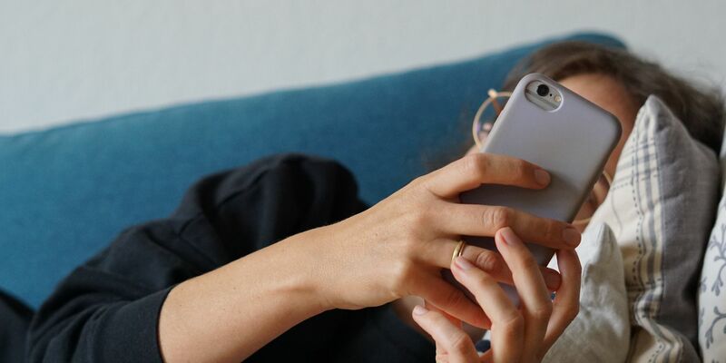 Am Weihnachtstag doch noch ein schneller Blick in die Mails: Nur knapp die Hälfte der Berufstätigen verzichtet darauf. (Symbolbild) - Foto: Weronika Peneshko/dpa