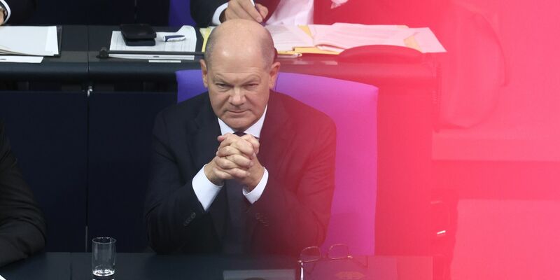 Bundeskanzler Olaf Scholz stellt im Bundestag die Vertrauensfrage. - Foto: Christoph Soeder/dpa