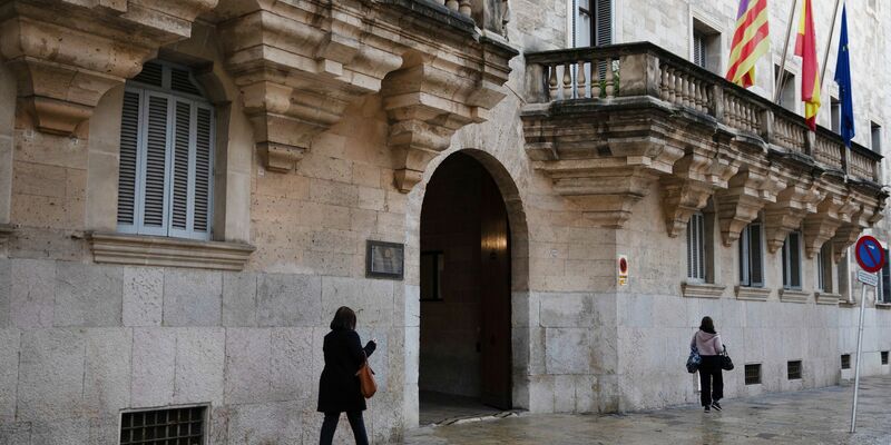 Ein deutscher Urlauber ist vom Landgericht in Palma auf Mallorca vom Vorwurf des versuchten Polizistenmordes freigesprochen worden. Er erhielt eine zweijährige Bewährungsstrafe wegen Körperverletzung und Widerstands gegen die Staatsgewalt. (Archivbild) - Foto: Clara Margais/dpa