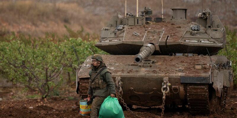 Israel hat die Verlegung eines Teils seiner Truppen aus dem Südlibanon in den Gazastreifen angekündigt. - Foto: Leo Correa/AP/dpa
