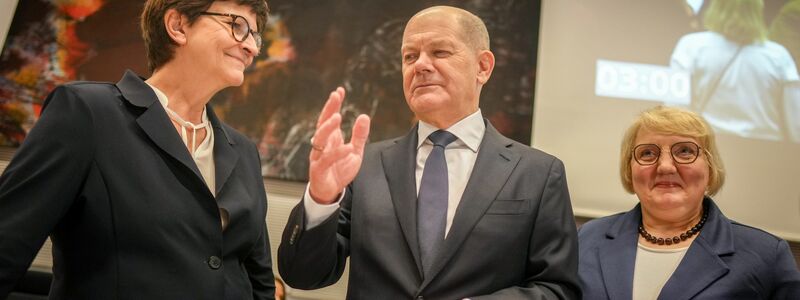 Nach der Abstimmung redeten SPD-Chefin Esken (links) und Kanzler Scholz dann doch noch miteinander.  - Foto: Kay Nietfeld/dpa