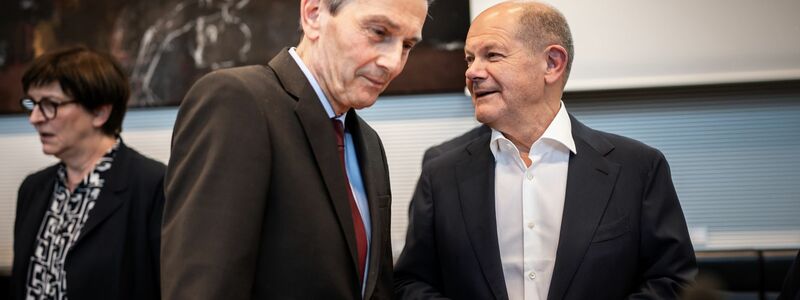 Später findet Scholz es selber peinlich, dass er und Mützenich Esken den Rücken zukehrten und weggingen.  - Foto: Michael Kappeler/dpa