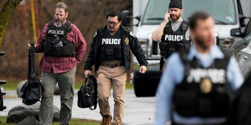 Polizisten sind nach dem Schusswaffenangriff an einer Schule im US-Bundesstaat Wisconsin im Einsatz. - Foto: Morry Gash/AP/dpa