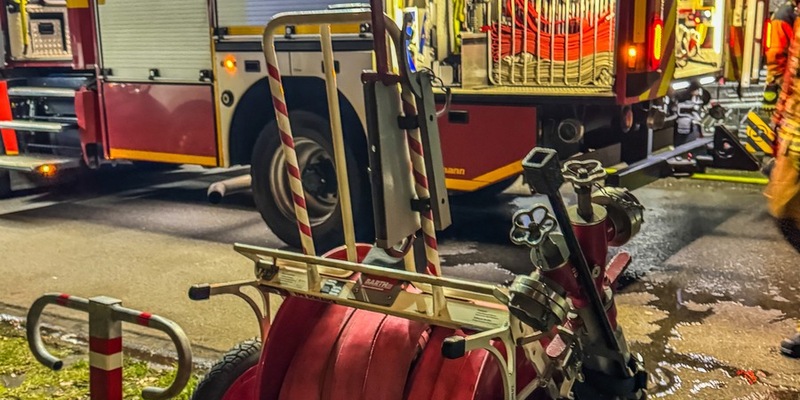 FW Dresden: Brand eines Kinderwagens im Treppenhaus - Drei Personen mit Verdacht auf Rauchgasvergiftung ins Krankenhaus transportiert - Foto: presseportal.de