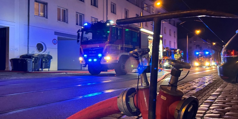FW Dresden: Adventskranz gerät in Brand - starke Rauchentwicklung in einem Wohn- und Geschäftsgebäude - Foto: presseportal.de