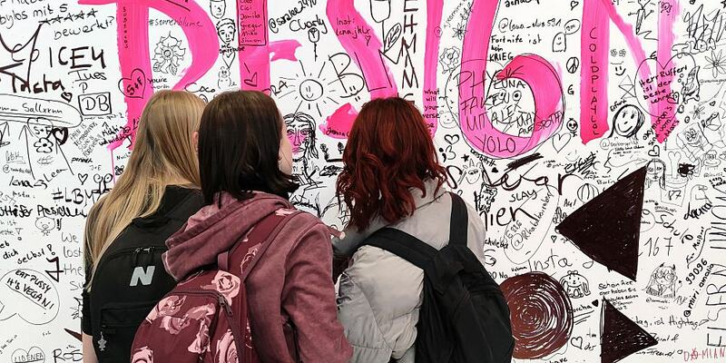 Junge Leute schreiben auf eine Wand (Archiv) - Foto: über dts Nachrichtenagentur