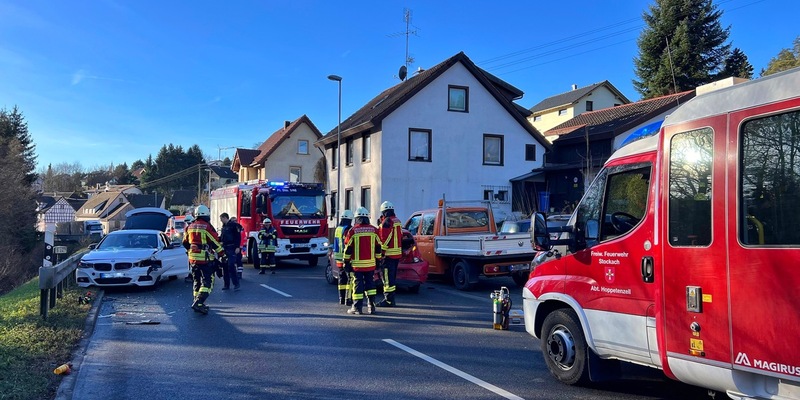 FW Stockach: Verkehrsunfall und Brand am Gebäude - Foto: presseportal.de