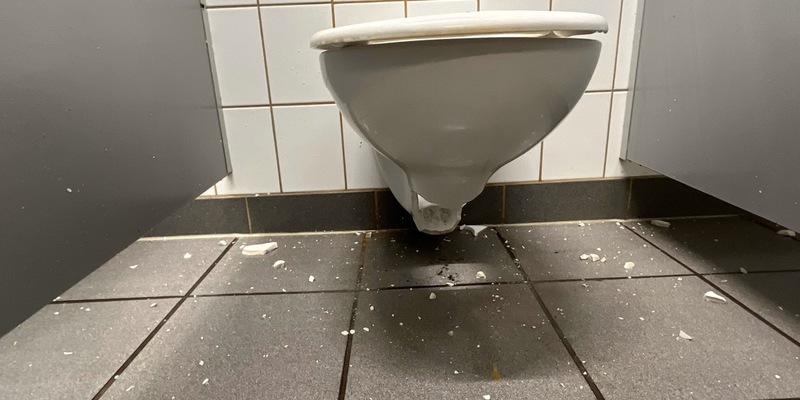 POL-SO: Schulklo gesprengt - Aufsehen an Realschule - Foto: presseportal.de