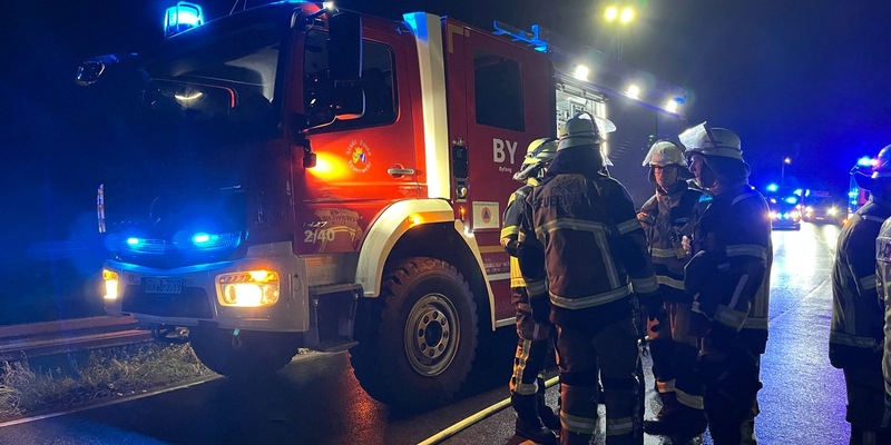 FW-E: Linienbus durchbricht Leitplanke - glücklicherweise nur zwei leicht verletzte Personen - Foto: presseportal.de