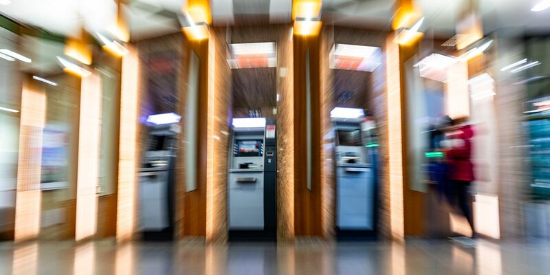 Wird hier vor Weihnachten noch das Bargeld knapp? - Foto: Sascha Lotz/dpa