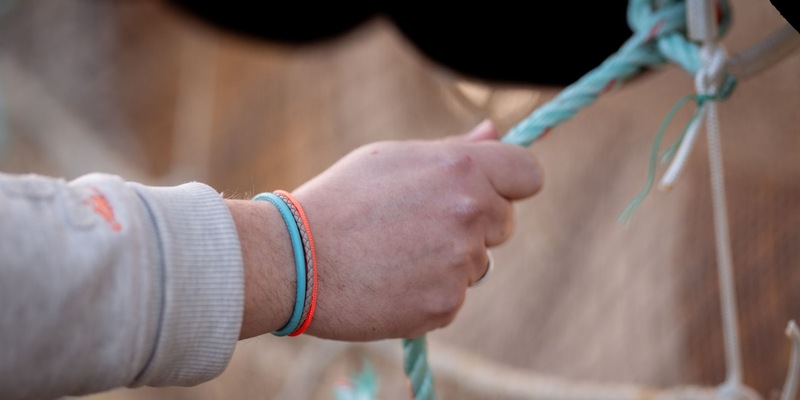 Von der Küste inspiriert: Deichbrise packt das maritime Lebensgefühl in eine Kollektion aus Edelstahl, Segeltau und Leder - Foto: presseportal.de