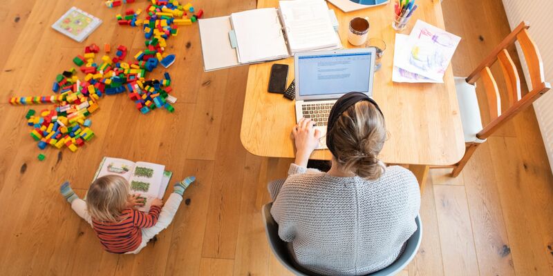 Homeoffice mit Kind - Foto: Julian Stratenschulte/dpa/dpa-tmn