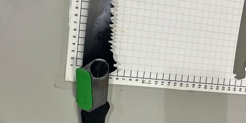 BPOL NRW: Düsseldorf Hauptbahnhof- Bundespolizisten stellen Säge sicher - Foto: presseportal.de