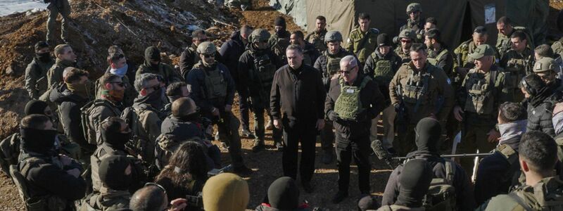 Israels Ministerpräsident Netanjahu und Verteidigungsminister Katz besichtigen die Pufferzone auf den Golanhöhen.  - Foto: Maayan Toaf/Israel Gpo/ZUMA Press Wire/dpa