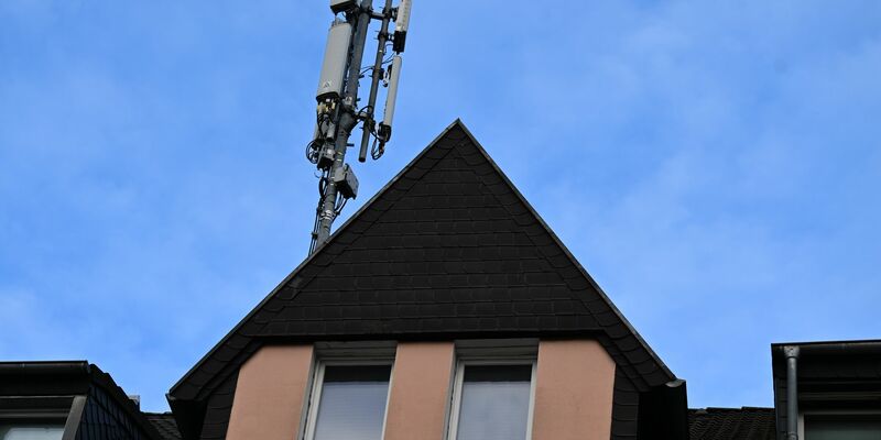 Ein Mobilfunk-Mast mit Antennen im Funkstandard 5G (quadratisch) und 4G (länglich) ist auf dem Dach eines Wohnhauses montiert. - Foto: Wolf von Dewitz/dpa