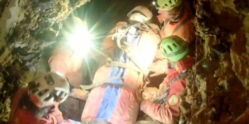 Auf einer Trage musste die verunglückte Forscherin durch die engen Höhlengänge getragen werden. - Foto: -/Italienische Bergrettung/dpa