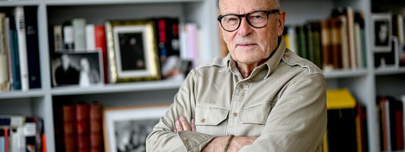 Meister der Literaturverfilmung in Deutschland ist Volker Schlöndorff. Lange bevor «The Handmaid’s Tale – Der Report der Magd» ein Welthit wurde, hatte er schon einen Film nach dem Buch von Margaret Atwood gemacht. - Foto: Britta Pedersen/dpa