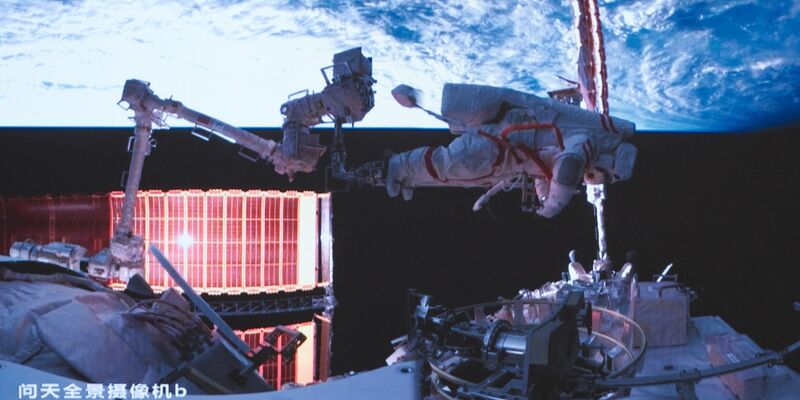 So lange war noch kein Außeneinsatz zuvor: Neun Stunden verbrachten zwei chinesische Astronauten außerhalb ihrer Raumstation.  - Foto: Li Jie/Xinhua/dpa