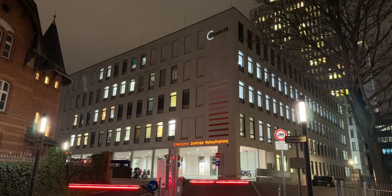 Die Frau wird nach Angaben ihres Sohnes in der Charité behandelt. - Foto: Marco Porzig/TNN/dpa