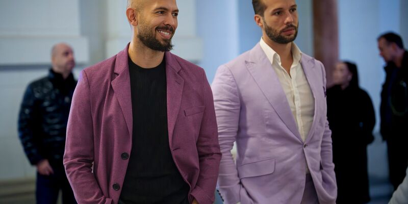 Gegen die Tate-Brüder Andrew (l.) und Tristan ist in Rumänien eine Ausreisesperre verhängt, solange dort Verfahren gegen sie laufen. (Archivbild) - Foto: Vadim Ghirda/AP
