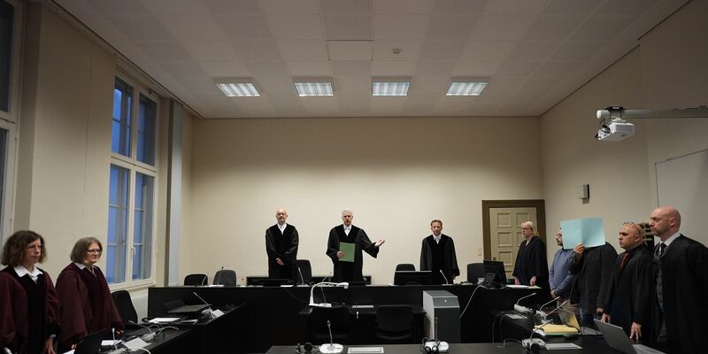 Der Angeklagte hat nach Feststellung des Gerichts als Milizenchef Zivilisten in Damaskus misshandelt und zu Zwangsarbeit gezwungen. - Foto: Marcus Brandt/Pool dpa/dpa