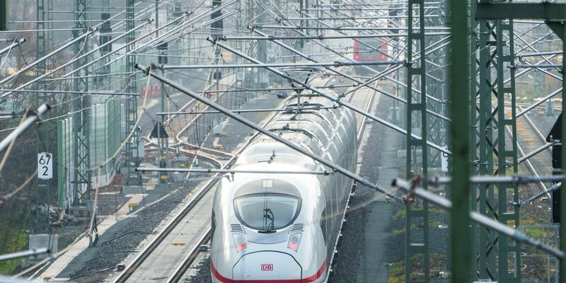 Bundestag macht den Weg für Bahn-Milliarden frei. - Foto: Andreas Arnold/dpa