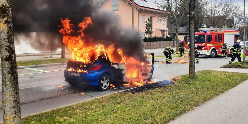 FW-M: Peugeot in Flammen (Am Hart) - Foto: presseportal.de