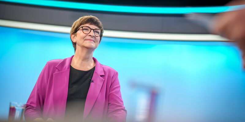 SPD-Chefin Esken sagt, Scholz habe sich «warmherzig» bei ihr entschuldigt. - Foto: Kay Nietfeld/dpa