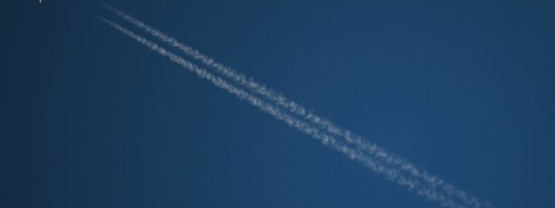 Ein Passagierflugzeug hinterlässt beim Flug CO2 und Kondensstreifen. (Archivbild) - Foto: Arne Dedert/dpa