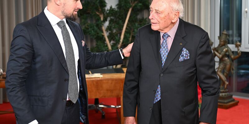 Benjamin Würth (r) übernimmt von seinem Großvater Reinhold Würth (l) am 1. Januar den Vorsitz des Stiftungsaufsichtsrates. - Foto: Bernd Weißbrod/dpa