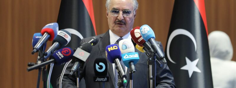 Dem ostlibyschen Machthaber Haftar käme russische Luftverteidigungssysteme sowie Angriffswaffen gelegen. (Archivbild) - Foto: Khaled Nasraoui/dpa